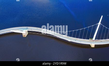 Peace Bridge sul fiume Foyle nella città di Derry, nota anche come Londonderry nell'Irlanda del Nord Foto Stock