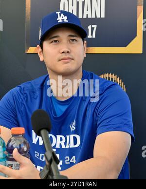 Los Angeles, Stati Uniti. 24 ottobre 2024. Il giocatore designato Shohei Ohtani dei Los Angeles Dodgers parla ai media durante la giornata di allenamento in vista della gara 1 delle World Series 2024 al Dodger Stadium giovedì 24 ottobre 2024 a Los Angeles foto di Jim Ruymen/UPI Credit: UPI/Alamy Live News Foto Stock