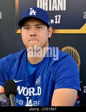 Los Angeles, Stati Uniti. 24 ottobre 2024. Il giocatore designato Shohei Ohtani dei Los Angeles Dodgers parla ai media durante la giornata di allenamento in vista della gara 1 delle World Series 2024 al Dodger Stadium giovedì 24 ottobre 2024 a Los Angeles foto di Jim Ruymen/UPI Credit: UPI/Alamy Live News Foto Stock