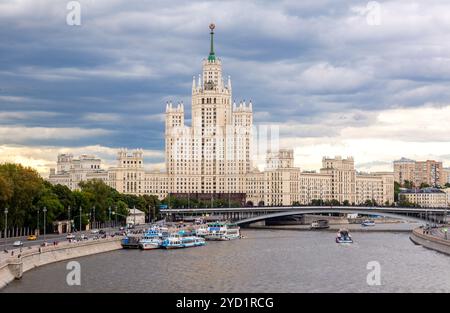 Mosca, Russia - Luglio 7, 2019: Fiume navi da crociera sul fiume Moskva nel giorno di estate Foto Stock