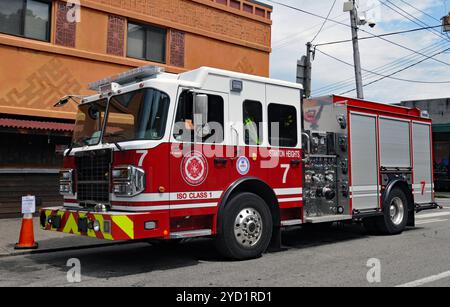 Un camion dei pompieri del Bureau of Fire di Pittsburgh è raffigurato parcheggiato in una strada della città. Foto Stock