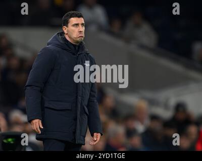 Londra, Regno Unito. 19 ottobre 2024. L'allenatore dell'AZ Maarten Martens durante la partita di UEFA Europa League 2024/25 tra Tottenham Hotspur e AZ Alkmaar al Tottenham Hotspur Stadium il 24 ottobre 2024 a Londra, Inghilterra. (David Horton/SPP) credito: SPP Sport Press Photo. /Alamy Live News Foto Stock