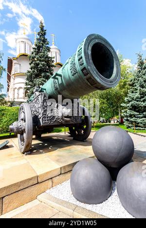 Mosca, Russia - Luglio 9, 2019: Tsar Cannon (Tsar-pushka) sul territorio del Cremlino di Mosca nel giorno d'estate. Fusione in bronzo in 1586 Foto Stock