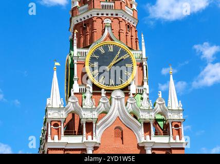 I suoni di avviso orologio sulla torre Spasskaya del Cremlino di Mosca Foto Stock