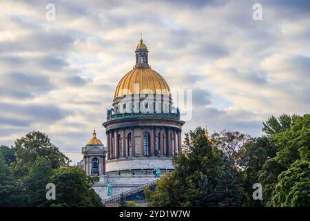 Cattedrale di Sant'Isacco a San Pietroburgo in estate. Templi della Russia. . Cupola dorata. Religione. Russia, San Pietroburgo settembre Foto Stock