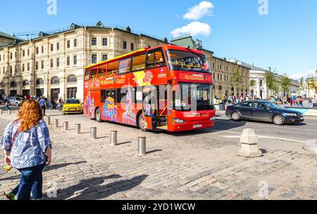 Autobus City Sightseeing parcheggiato sulla strada della città Foto Stock