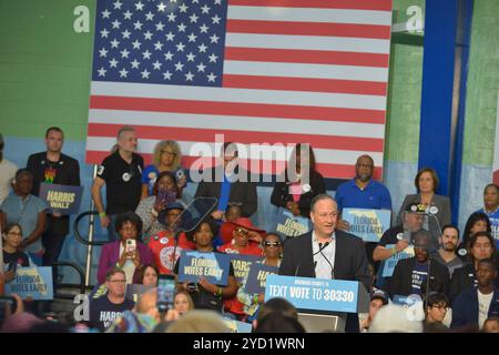 Hallandale Beach, Florida, Stati Uniti. 23 ottobre 2024. Il secondo gentiluomo degli Stati Uniti d'America Douglas Emhoff parla ad un raduno "Get Out the Early Vote" all'Austin Hepburn Center presso l'OB Johnson Park & Recreation Center il 23 ottobre 2024 a Hallandale Beach, Florida. La votazione anticipata è iniziata nella maggior parte degli stati, inclusa la Florida, questa settimana dal 26 ottobre al 2 novembre. Ma molte contee consentono il voto anticipato diversi giorni prima e fino a domenica 3 novembre. Crediti: Mpi10/Media Punch/Alamy Live News Foto Stock