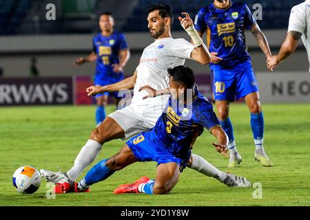 Bandung, Indonesia. 24 ottobre 2024. Muhamad Dimas Drajad (in basso) del Persib Bandung gareggia durante la partita di calcio del gruppo F della AFC Champions League Two tra il Persib Bandung indonesiano e il Lion City Sailors FC di Singapore al si Jalak Harupat Stadium di Bandung, Indonesia, il 24 ottobre 2024. Crediti: Septianjar Muharam/Xinhua/Alamy Live News Foto Stock