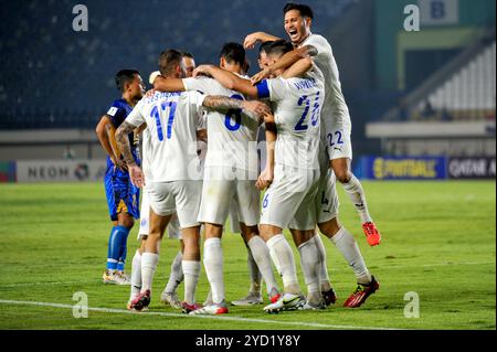 Bandung, Indonesia. 24 ottobre 2024. I giocatori del Lion City Sailors FC celebrano il punteggio ottenuto durante la partita di calcio del gruppo F della AFC Champions League Two tra il Persib Bandung indonesiano e il Lion City Sailors FC di Singapore allo stadio si Jalak Harupat di Bandung, Indonesia, il 24 ottobre 2024. Crediti: Septianjar Muharam/Xinhua/Alamy Live News Foto Stock