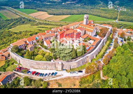 Motovun. Veduta aerea dell'idilliaca cittadina collinare di Motovun circondata da mura di difesa in pietra e dalla valle del fiume Mirna. Foto Stock