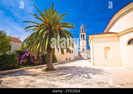 Vela Luka: Città di Vela Luka sulla chiesa dell'isola di Korcula e vista sulla vecchia piazza in pietra, Foto Stock