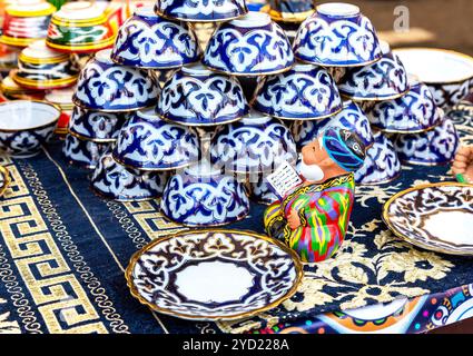 Ceramica etnica uzbeka stoviglie sul tavolo Foto Stock