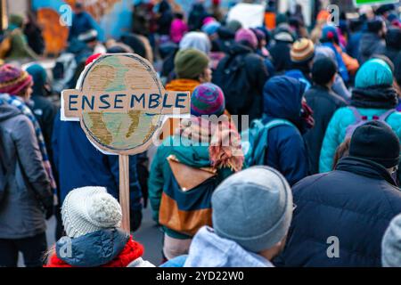 Gli attivisti ambientali marciano in città Foto Stock