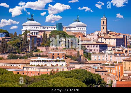 Roma. La città eterna di Roma è un punto di riferimento per la vista dello skyline dei tetti Foto Stock