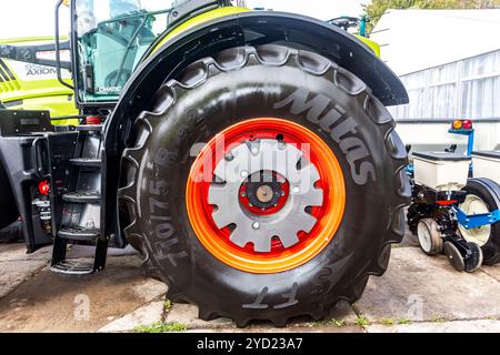 Grande ruota del nuovo trattore agricolo moderno Foto Stock