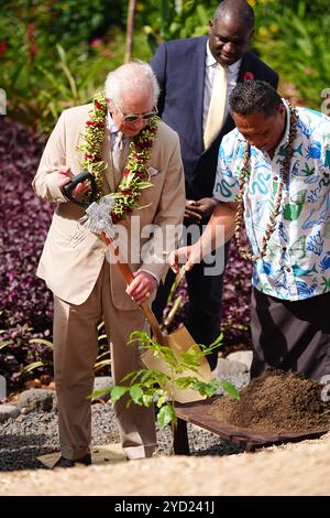 Re Carlo III pianta un albero dopo aver svelato una targa per aprire ufficialmente il Giardino del Re, al Robert Louis Stevenson Museum di Apia, Samoa, il sesto giorno della visita reale in Australia e Samoa, il sesto giorno della visita reale in Australia e Samoa. Data foto: Venerdì 25 ottobre 2024. Foto Stock