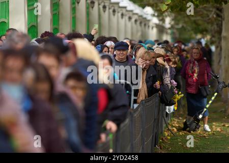 Bucarest, Romania. 24 ottobre 2024: Fedeli ortodossi durante la processione di San Demetrio il nuovo, il protettore di Bucarest, per le strade intorno alla cattedrale patriarcale ortodossa rumena. Crediti: Lucian Alecu/Alamy Live New Foto Stock