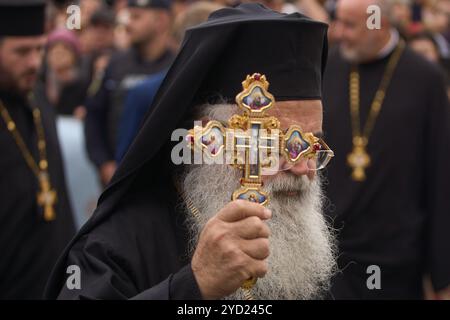 Bucarest, Romania. 24 ottobre 2024: L'arcivescovo Giorgio di Cipro partecipa alla processione di San Demetrio il nuovo, il protettore di Bucarest. Crediti: Lucian Alecu/Alamy Live New Foto Stock