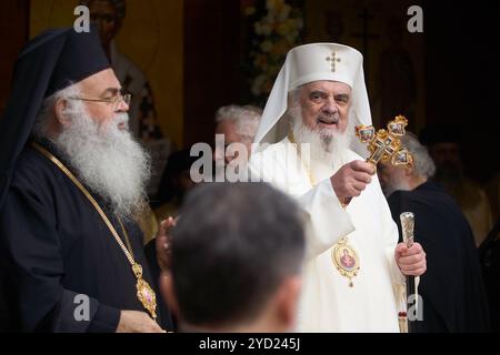 Bucarest, Romania. 24 ottobre 2024: L'Arcivescovo Giorgio di Cipro (L) e il Patriarca Daniele di Romania (R) partecipano alla processione di San Demetrio il nuovo, il protettore di Bucarest. Crediti: Lucian Alecu/Alamy Live New Foto Stock