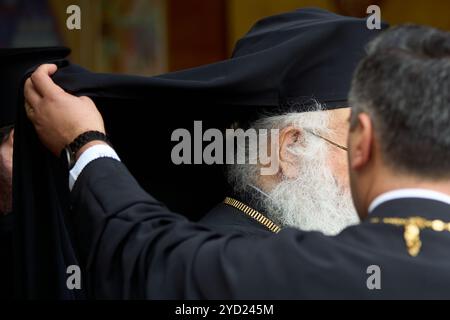 Bucarest, Romania. 24 ottobre 2024: L'arcivescovo Giorgio di Cipro partecipa alla processione di San Demetrio il nuovo, il protettore di Bucarest. Crediti: Lucian Alecu/Alamy Live New Foto Stock