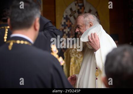 Bucarest, Romania. 24 ottobre 2024: Il Patriarca Daniele di Romania partecipa alla processione di San Demetrio il nuovo, il protettore di Bucarest. Crediti: Lucian Alecu/Alamy Live New Foto Stock