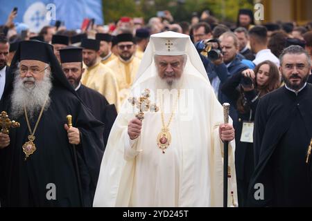 Bucarest, Romania. 24 ottobre 2024: L'Arcivescovo Giorgio di Cipro (L) e il Patriarca Daniele di Romania (C) assistono alla processione di San Demetrio il nuovo, il protettore di Bucarest. Crediti: Lucian Alecu/Alamy Live New Foto Stock