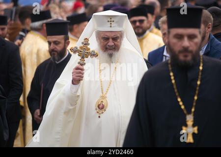 Bucarest, Romania. 24 ottobre 2024: Il Patriarca Daniele di Romania partecipa alla processione di San Demetrio il nuovo, il protettore di Bucarest. Crediti: Lucian Alecu/Alamy Live New Foto Stock