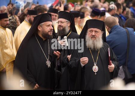 Bucarest, Romania. 24 ottobre 2024: Sua Santità padre Timotei Prahoveanul (R), Vicario Vescovo dell'Arcidiocesi ortodossa di Bucarest, partecipa alla processione di San Demetrio il nuovo, protettore di Bucarest. Crediti: Lucian Alecu/Alamy Live New Foto Stock