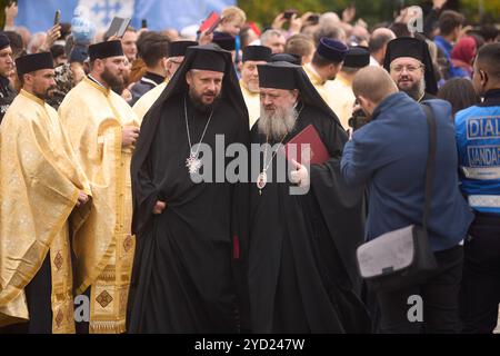 Bucarest, Romania. 24 ottobre 2024: Sua Santità padre Timotei Prahoveanul (C-R), Vicario Vescovo dell'Arcidiocesi ortodossa di Bucarest, partecipa alla processione di San Demetrio il nuovo, protettore di Bucarest. Crediti: Lucian Alecu/Alamy Live New Foto Stock