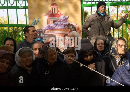 Bucarest, Romania. 24 ottobre 2024: Fedeli ortodossi durante la processione di San Demetrio il nuovo, il protettore di Bucarest, per le strade intorno alla cattedrale patriarcale ortodossa rumena. Crediti: Lucian Alecu/Alamy Live New Foto Stock