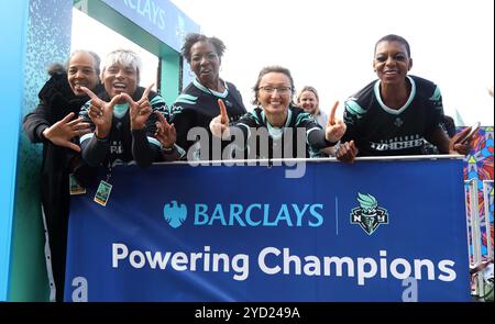 New York, New York, Stati Uniti. 24 ottobre 2024. I fan della New York Liberty hanno partecipato alla Liberty Ticker Tape Parade of Champions di New York che si è tenuta lungo il Canyon of Heroes per celebrare il campionato WNBA 2024. (Credit Image: © Nancy Kaszerman/ZUMA Press Wire) SOLO PER USO EDITORIALE! Non per USO commerciale! Foto Stock