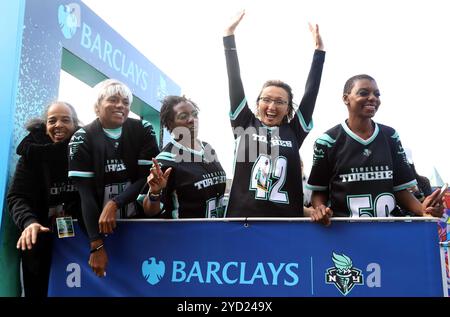 New York, New York, Stati Uniti. 24 ottobre 2024. I fan della New York Liberty hanno partecipato alla Liberty Ticker Tape Parade of Champions di New York che si è tenuta lungo il Canyon of Heroes per celebrare il campionato WNBA 2024. (Credit Image: © Nancy Kaszerman/ZUMA Press Wire) SOLO PER USO EDITORIALE! Non per USO commerciale! Foto Stock