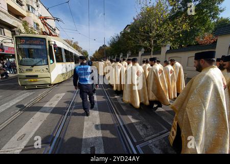 Bucarest, Romania. 24 ottobre 2024: Sacerdoti ortodossi durante la processione di San Demetrio il nuovo, il protettore di Bucarest, per le strade intorno alla cattedrale patriarcale ortodossa rumena. Crediti: Lucian Alecu/Alamy Live New Foto Stock