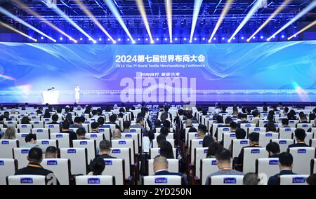 Shaoxing, Cina. 24 ottobre 2024. La settima Conferenza mondiale sul Merchandising tessile prende il via a Shaoxing City, nella provincia di Zhejiang, nella Cina orientale, il 24 ottobre 2024. All'evento hanno partecipato rappresentanti dell'industria tessile provenienti da oltre 60 paesi e regioni. Crediti: Wang Gang/China News Service/Alamy Live News Foto Stock