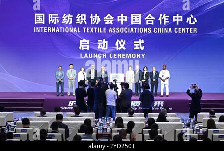 L'International Textile Associations China Center viene lanciato alla cerimonia di apertura della 7a Conferenza mondiale del Merchandising tessile.Shaoxing, Cina.24 ottobre 2024. La settima Conferenza mondiale sul Merchandising tessile prende il via a Shaoxing City, nella provincia di Zhejiang, nella Cina orientale, il 24 ottobre 2024. All'evento hanno partecipato rappresentanti dell'industria tessile provenienti da oltre 60 paesi e regioni. Crediti: Wang Gang/China News Service/Alamy Live News Foto Stock