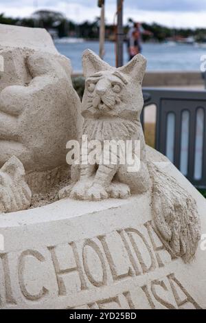 Una scultura di sabbia di Mark Mason e Team Sandtastic raffigurante un gatto a West Palm Beach, Florida, Stati Uniti. Foto Stock