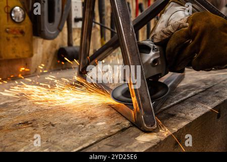 Le scintille volano dal macinacaffè a dischi da fabbro Foto Stock