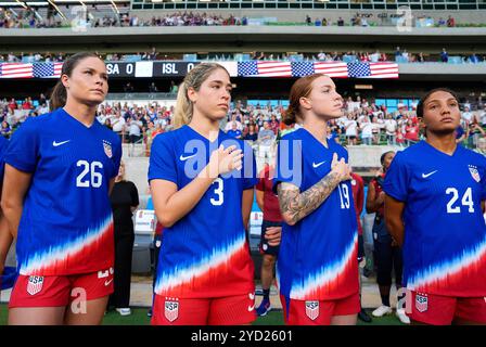 Austin, Texas, Stati Uniti. 24 ottobre 2024. L'attaccante degli Stati Uniti Emma Sears (26), il centrocampista Korbin Albert (3), il centrocampista Hal Hershfelt (19) e l'attaccante Yazmeen Ryan (24) guardano durante l'e-play dell'inno nazionale degli Stati Uniti prima dell'inizio di una partita amichevole di calcio internazionale tra la nazionale femminile degli Stati Uniti e l'Islanda il 24 ottobre 2024 ad Austin, Texas. Gli Stati Uniti hanno vinto, 3-1. (Credit Image: © Scott Coleman/ZUMA Press Wire) SOLO PER USO EDITORIALE! Non per USO commerciale! Foto Stock