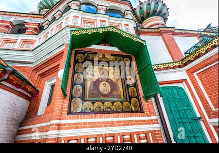 La Madre di Dio "Il Segno" con i santi nei margini. Icona di facciata sulla parete del velo di protezione (Cattedrale di San Basilio a Mosca, Russia Foto Stock