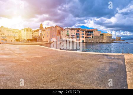 Saint Tropez. Vista panoramica sul lungomare di Saint Tropez con vista sulla foschia Foto Stock