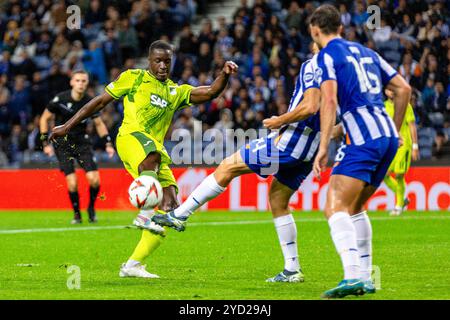 Porto, Portogallo. 24 ottobre 2024. Il difensore francese di Hoffenheim n. 34 Stanley Nsoki con il difensore portoghese del FC Porto n. 74 Francisco Moura in azione durante la partita di calcio del primo turno del giorno 3 della UEFA Europa League tra FC Porto e Hoffenheim allo stadio Dragao. Punteggio finale: FC Porto 2:0 TSG 1899 Hoffenheim credito: SOPA Images Limited/Alamy Live News Foto Stock