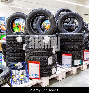 Pneumatici per veicoli invernali impilati in vendita Foto Stock