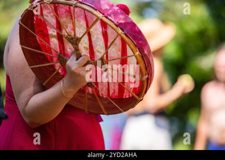 Primo piano di donne che suonano il tamburo sacro Foto Stock