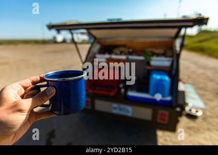 Tazza di caffè o tè davanti alla roulotte aperta Foto Stock