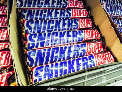 Samara, Russia - 26 Settembre 2019: Snickers barrette di cioccolato su scaffale del negozio Foto Stock