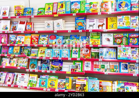 Samara, Russia - 15 Giugno 2019: vari libri luminosamente pronti per la vendita nella catena ipermercati. Libri in lingua russa Foto Stock