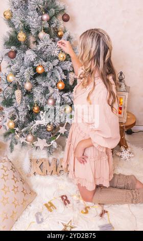 La decorazione di un albero di Natale Foto Stock