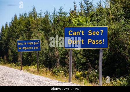 Francese e Inglese Le informazioni stradali segnaletica blu, non è possibile vedere, non sorpassare, Canadian paese rurale strada, Ontario, Canada Foto Stock