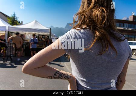 Gente al mercato agricolo locale Foto Stock