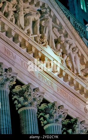 New York City, NY, Stati Uniti, primo piano, "New York Stock Exchange", facciata dell'edificio, notte, cartello di dettaglio Foto Stock